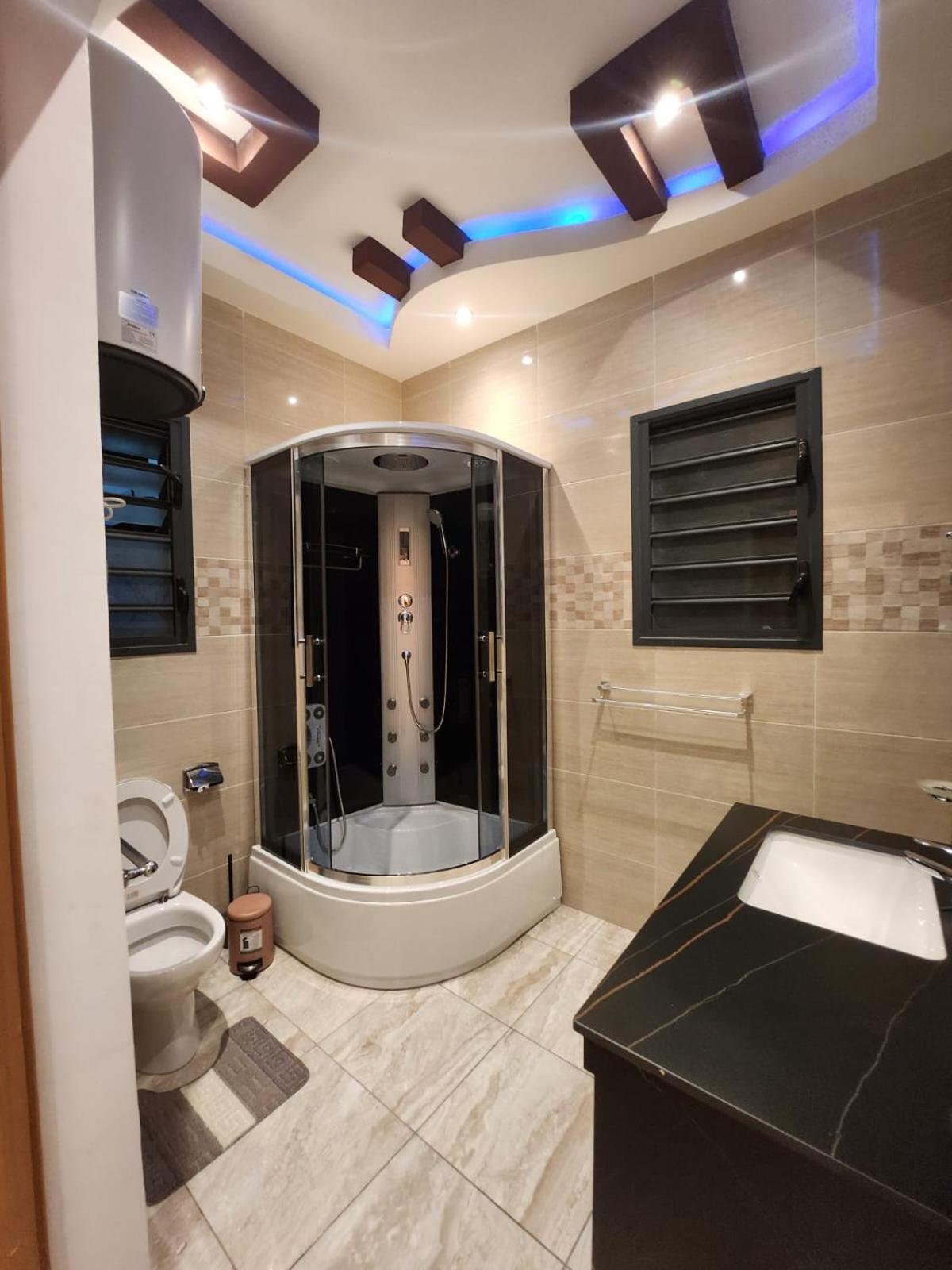 מאהאג'נגה Ocean Heaven Hotel מראה חיצוני תמונה